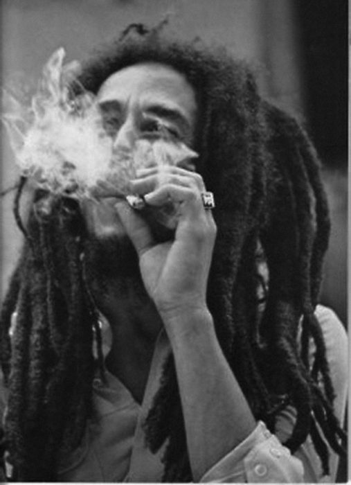 BOB MARLEY FUMANDOSE UN PORRO