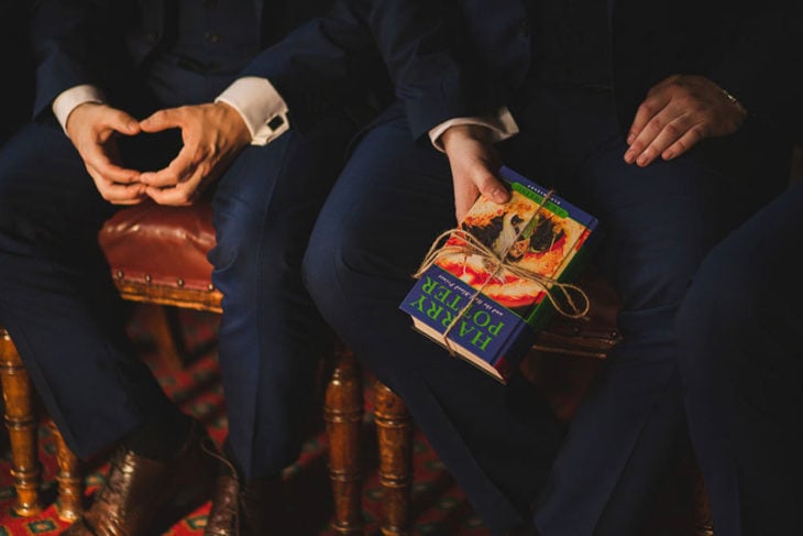 invitados de la boda al estilo harry potter con un libro en su mano 