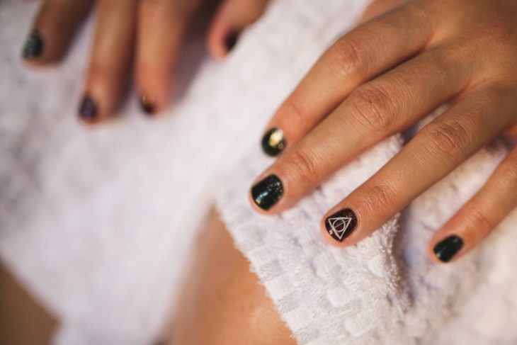 manicure de la boda al estilo Harry Potter con las reliquias de la muerte 