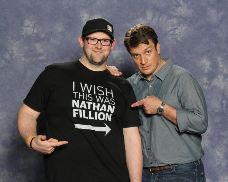 Nathan Fillion a lado de un chico con una playera que dice "Desearía que fuera Nathan Fillion"