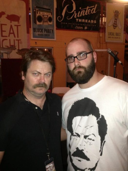 chico a lado del actor Nick Offerman con una playera de Ron swason