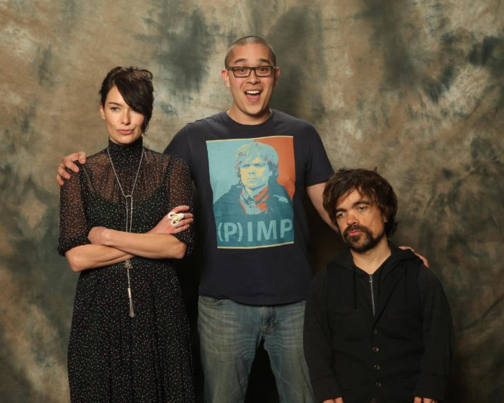 chico con una playera con la cara de Tyrion Lannister a lado del actor Peter Dinklage