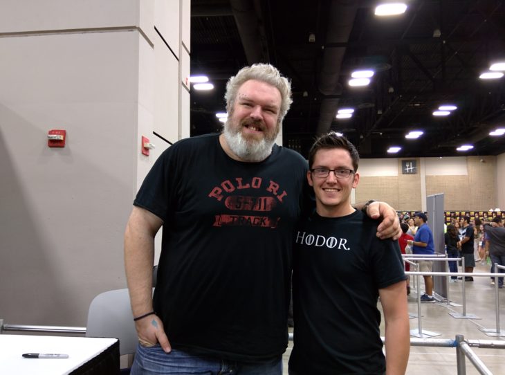 actor Kristian Nairn a lado de un chico con una camisa que dice Hodor 