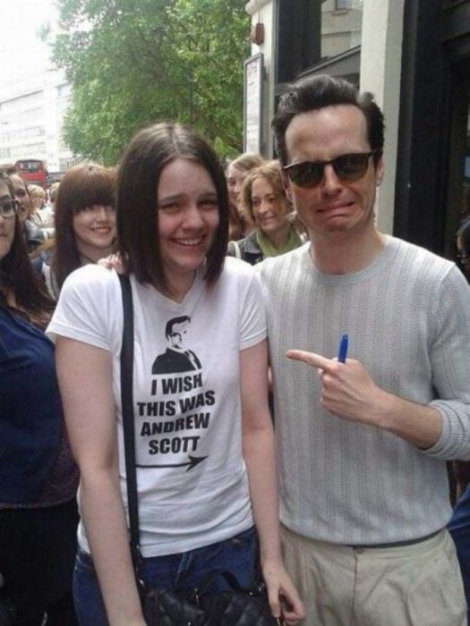 Andrew Scott a lado de una chica con una playera de el actor 