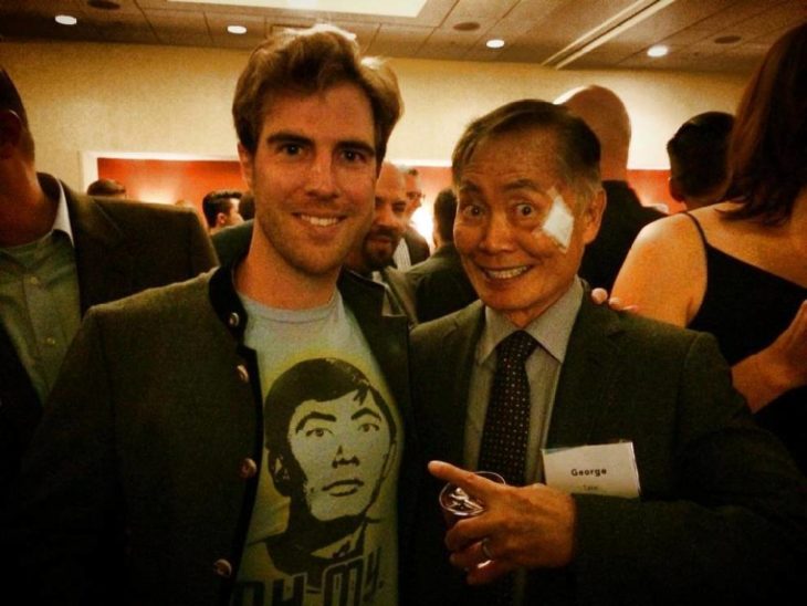 George Takei a lado de un chico con una playera de su cara 