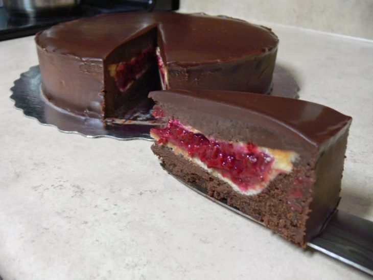 PieCaken de chocolate relleno con pie de cereza 