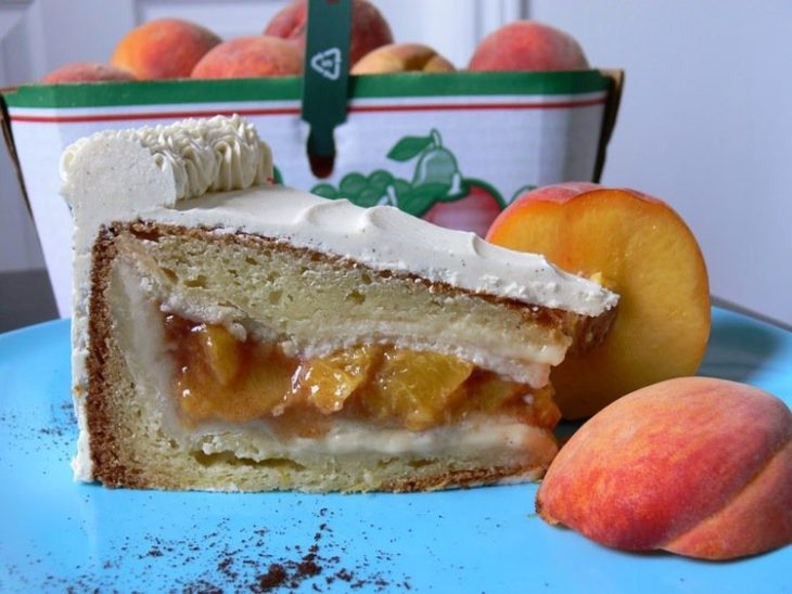 Pastel relleno de pie con trozos de durazno 