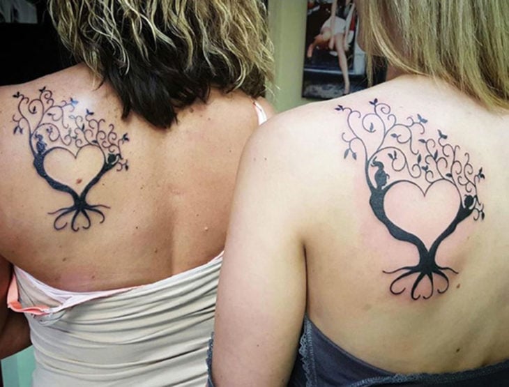 el árbol de la vida representado en un tatuaje en la espalda de una mamá y una hija