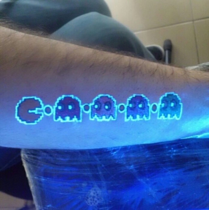 tatuaje brillante con el diseño de pacman