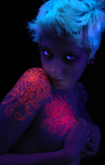 tatuaje ultravioleta que brilla en la oscuridad 