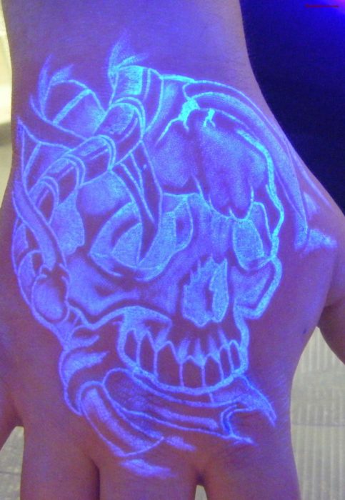 tatuaje fluorescente con el diseño de una calavera 