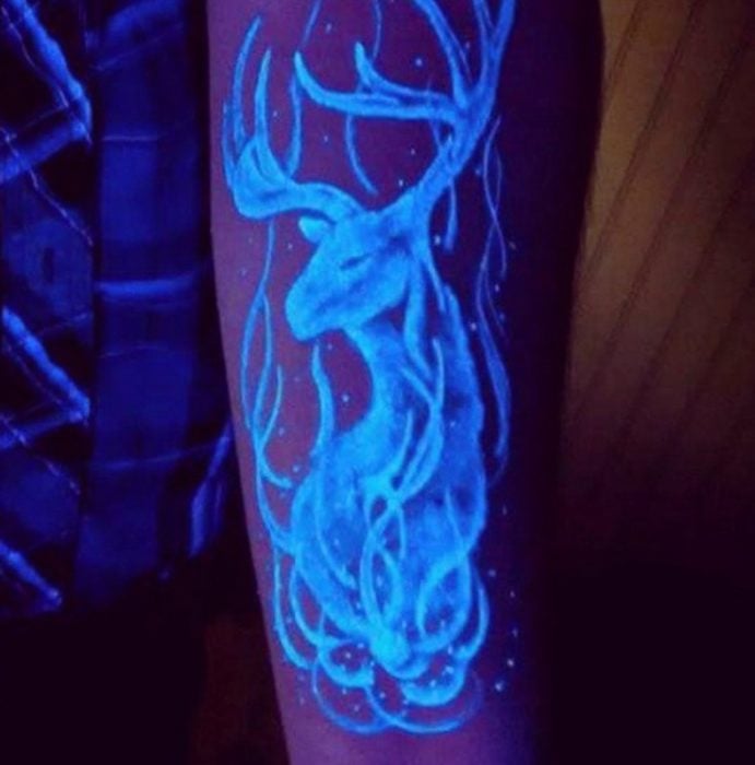 tatuaje fluorescente con el diseño de una venado 