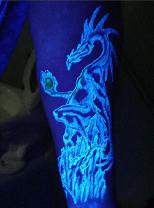 tatuaje brillante con el diseño de un dragón 