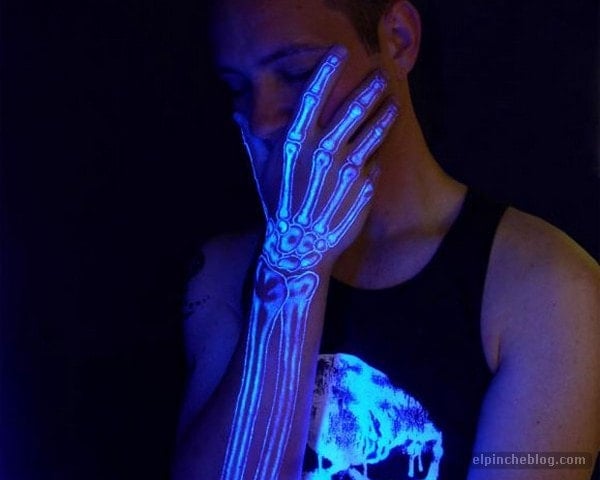 tatuaje fluorescente de una persona que se le ve la mano 