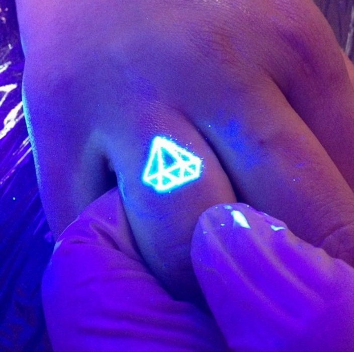 tatuaje en un dedo con el diseño de un diamante 