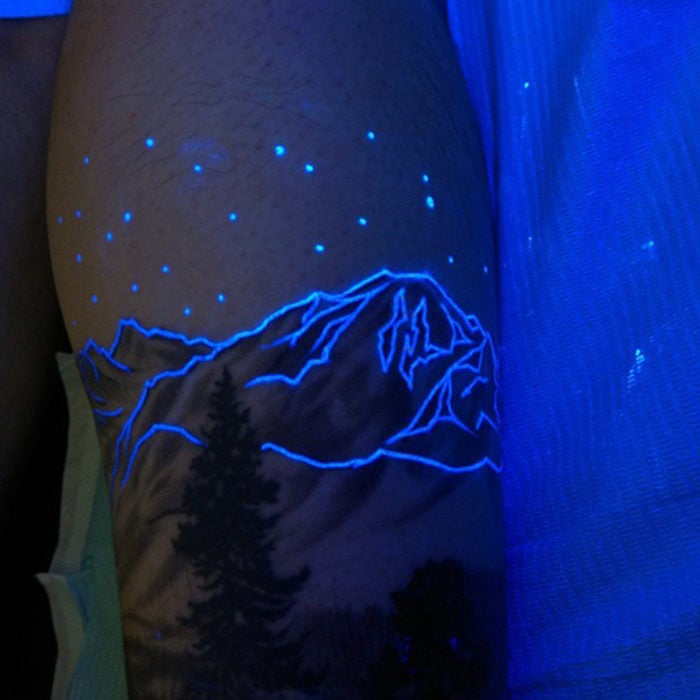 tatuaje ultravioleta con el diseño de una montaña 