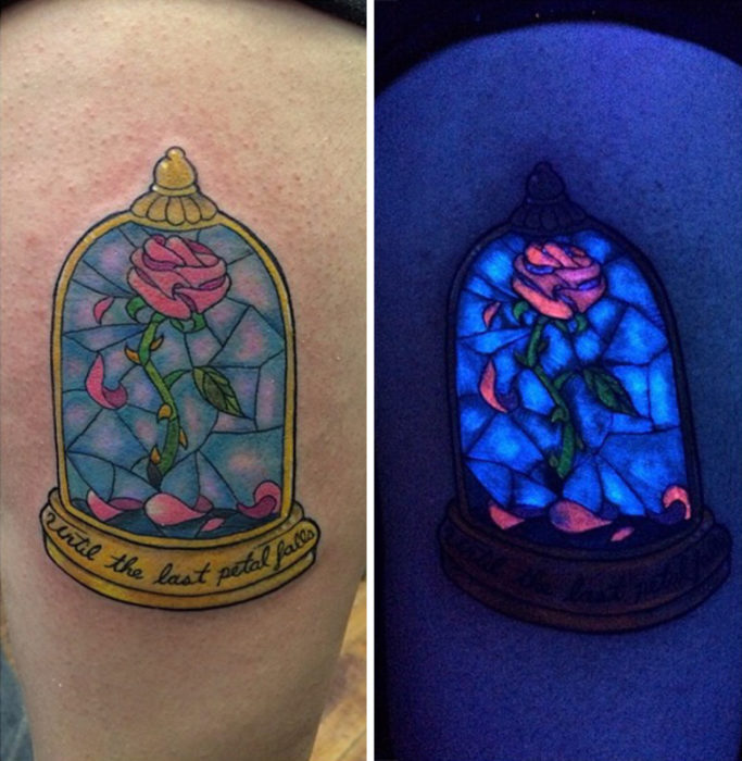 tatuaje brillante con el diseño de la rosa de la bella y la bestia 