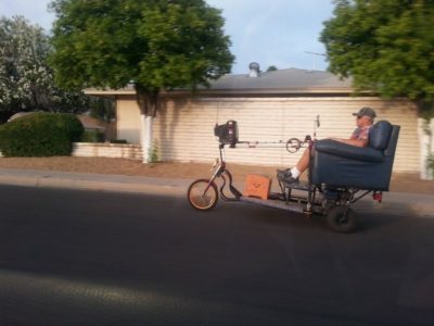 Abuelo que construyo un medio de transporte muy original