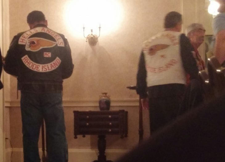 Funeral de abuela con amigos con chamarras de Hells Angels