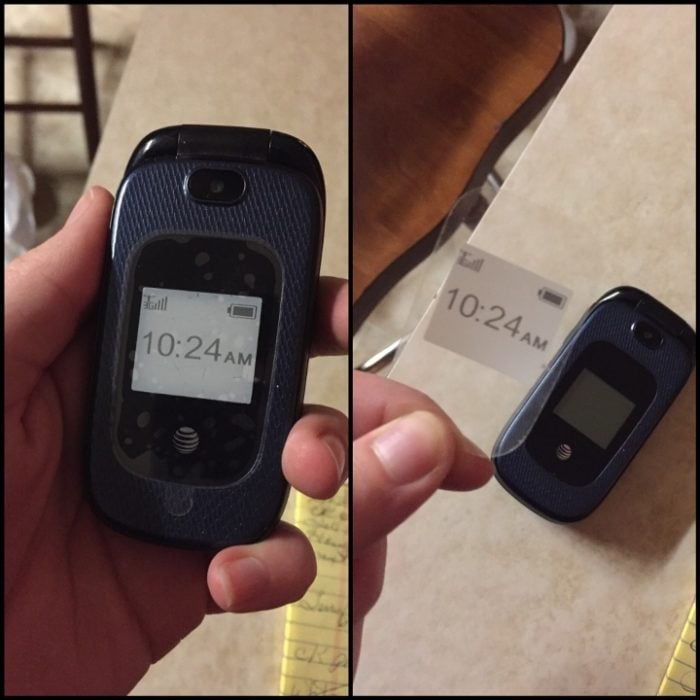Abuelo piden que les arreglen la hora de su celular pero sólo era el plástico que tienen