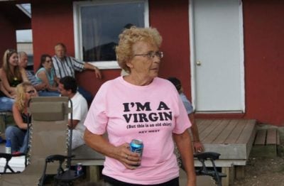 Abuela usando playera que dice que es virgen