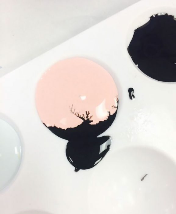 gota de pintura rosa con negro