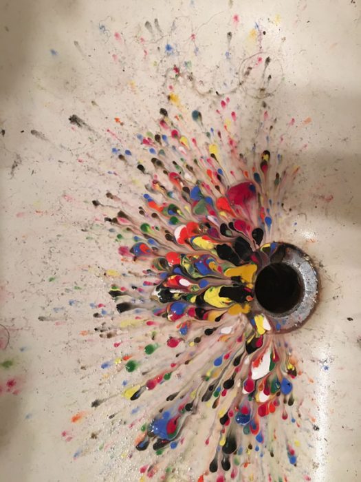 lavabo con distintos colores de pintura