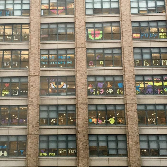 guerra de post it en edificio