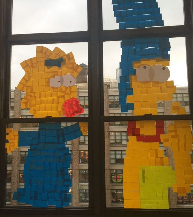 los simpson en post it sobre ventana