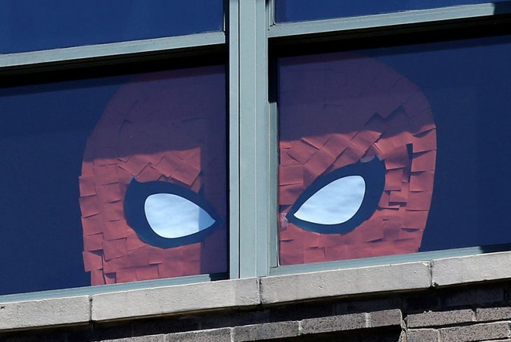 spider man en ventana post it