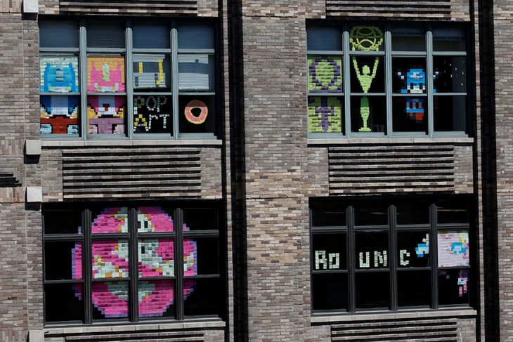 ventanas de edificio con post it