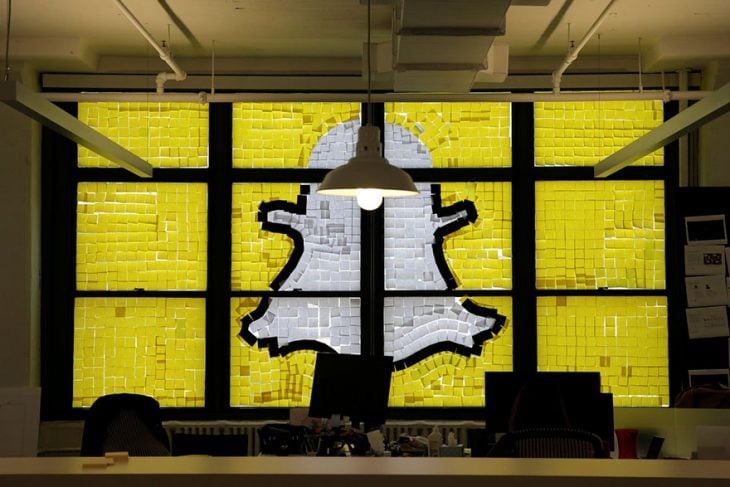 snapchat post it logo en ventana de edificio