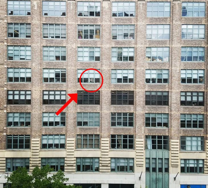 edificio con post it en ventana