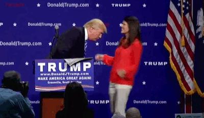 Donald Trump mostrándole la raiz de su cabello a una mujer