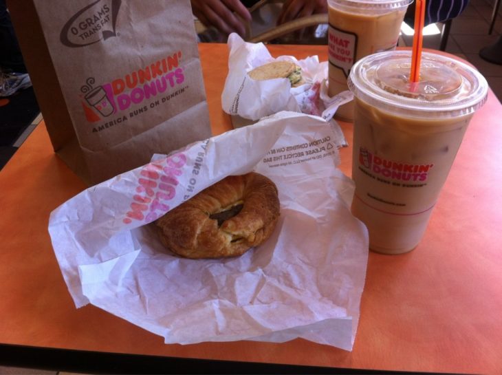 En la cafetería Dunkin Donuts, dos cafes y dos panes