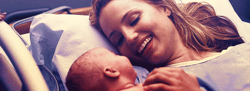 Gif bebé recién nacido con su mamá glee