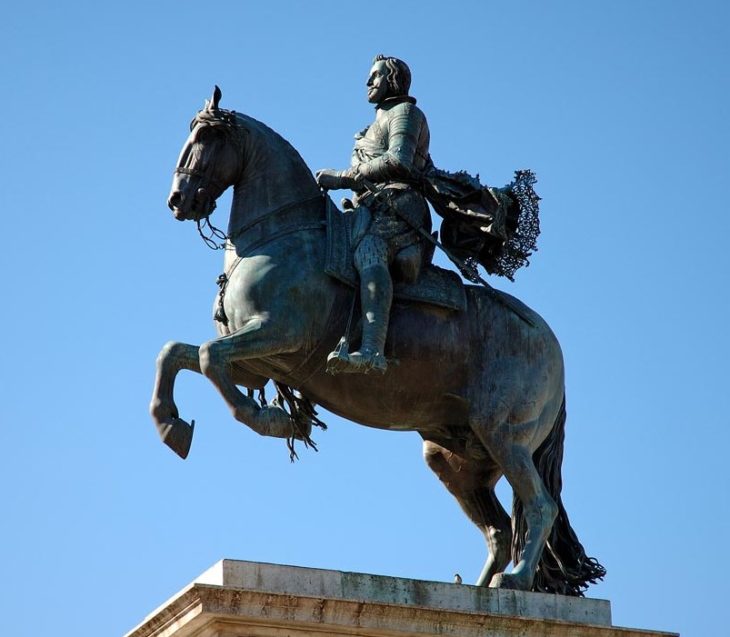 estatua con el caballo con las dos patas en el aire, la persona murió en combate