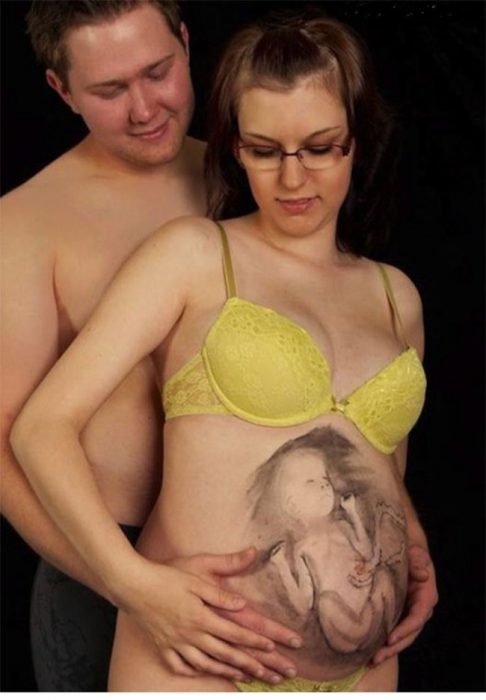 dibujo sobre panza de embarazada