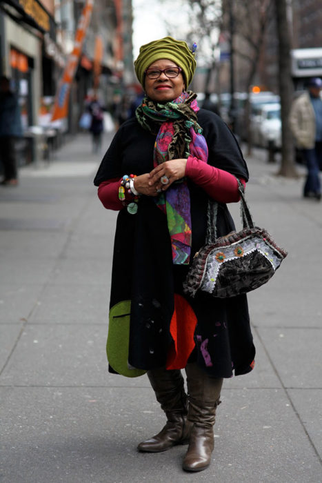 Mujer de +60 años vestida con ropa muy colorida