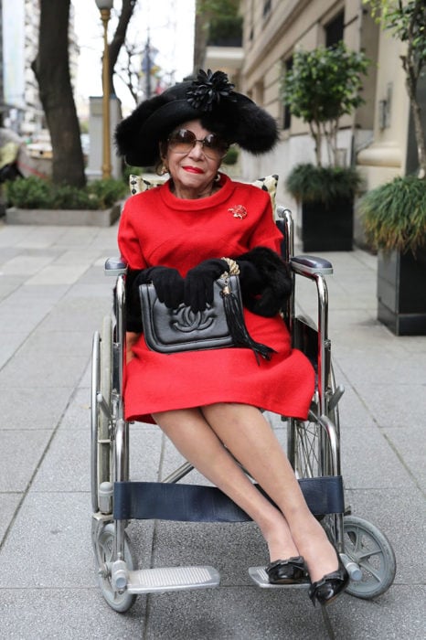 Mujer de +60 años en silla de ruedas vestida muy elegantemente