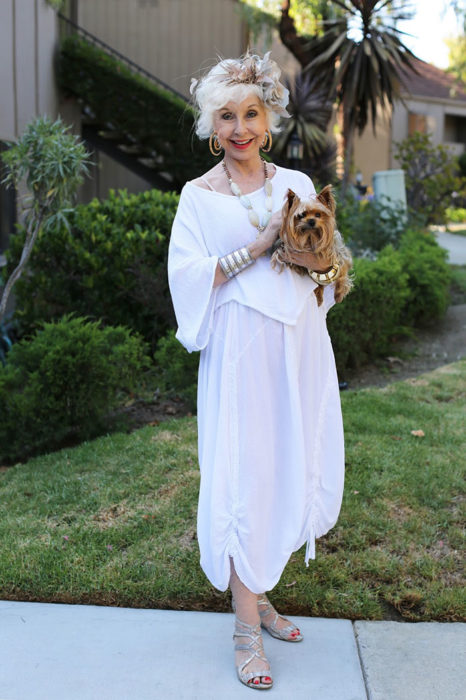 Mujer de +60 años vestida muy guapa toda de blanco