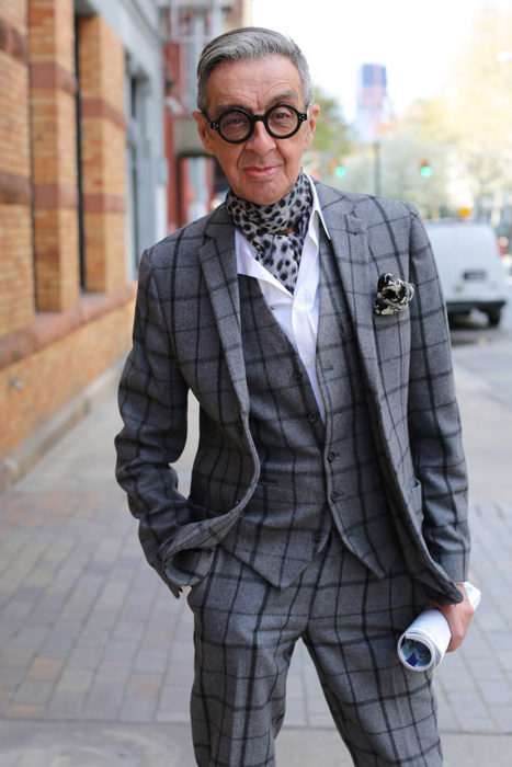 Hombre de +60 años muy elegante con un traje de tweed cuadriculado