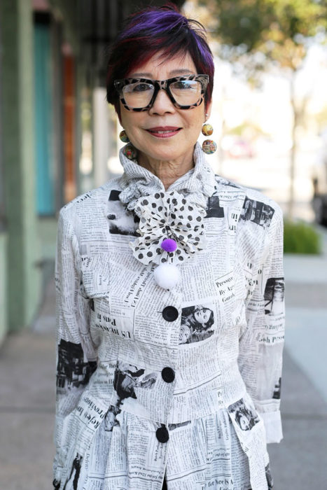 Mujer de +60 años con el cabello de colores y un abrigo como tipo de impresiones de periódico