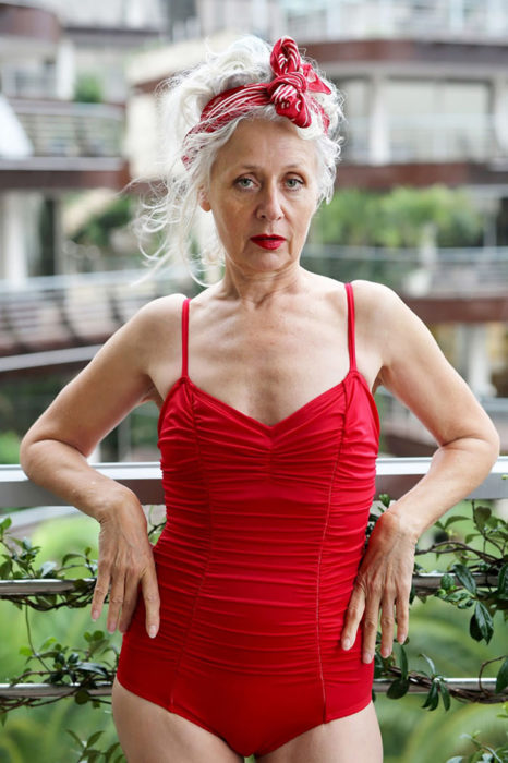 Mujer de +60 años posando con un traje de baño roja