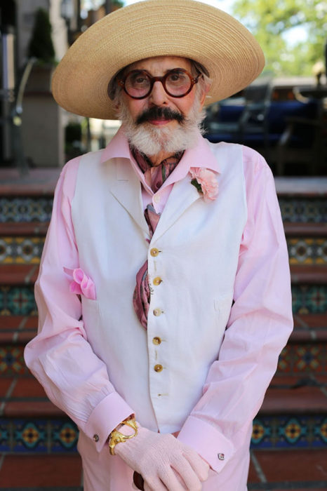 Hombre de +60 años vestido de rosa y sombrero