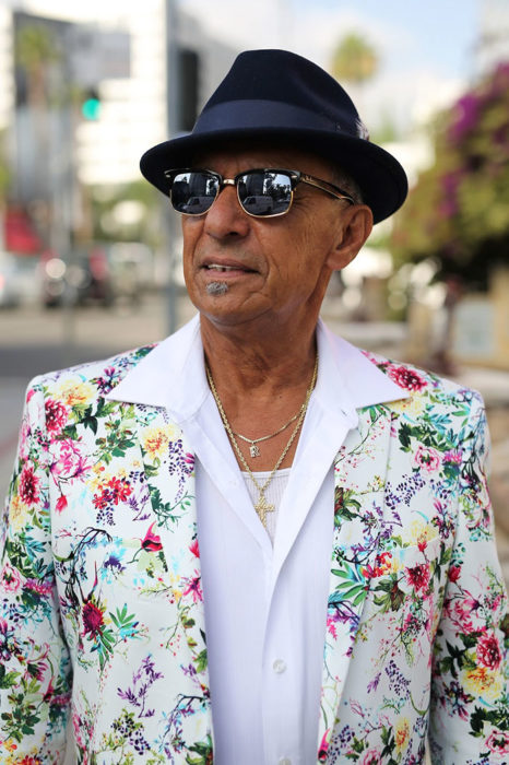 Hombre de +60 años con saco de flores y sombrero negro