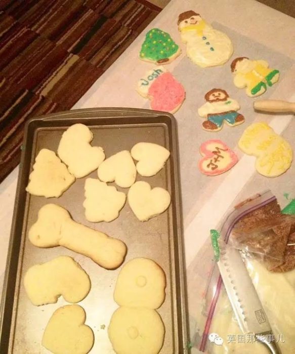 Hombre hace galletas con formas obscenas