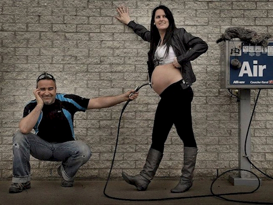 Foto de pareja simulando poner aire a embarazada