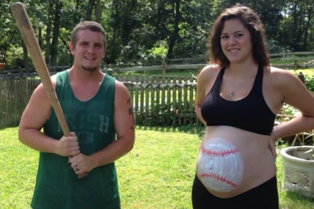 embarazada con pelota de beisbol pintada en la panza