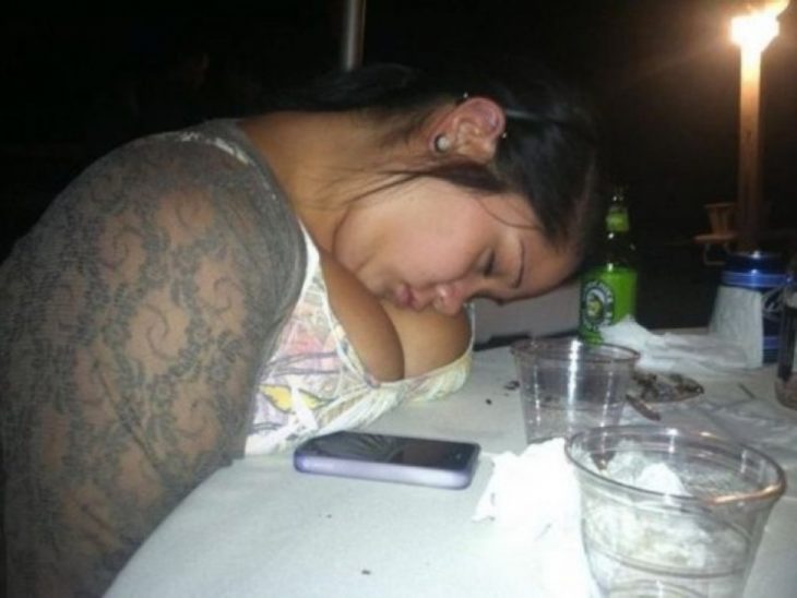 Antro. Foto de chica dormida y recostada en su busto